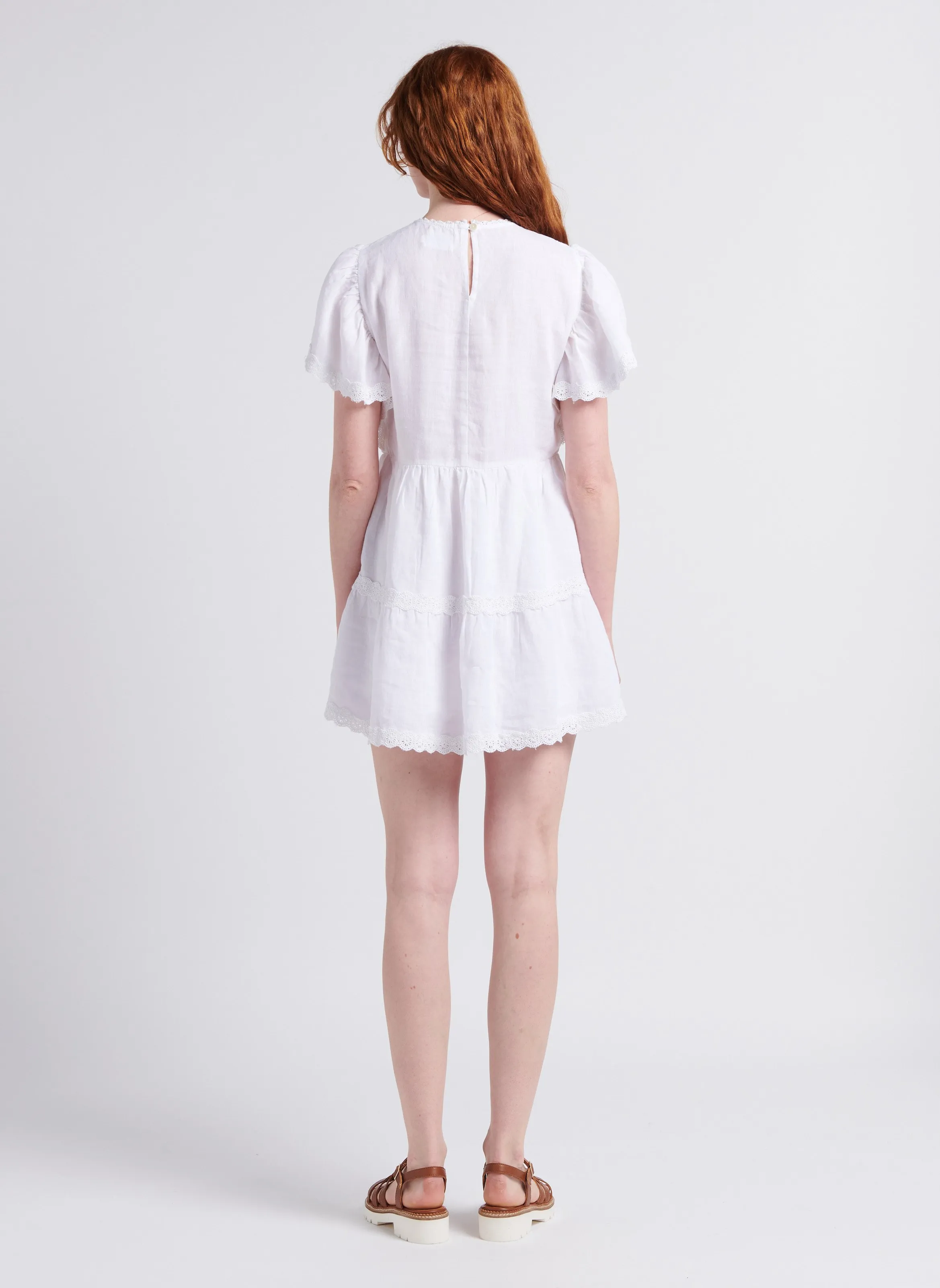 THE NEW SOCIETY DOWNEY  VESTIDO CORTO RECTO CON CUELLO REDONDO DE LINO EN BLANCO