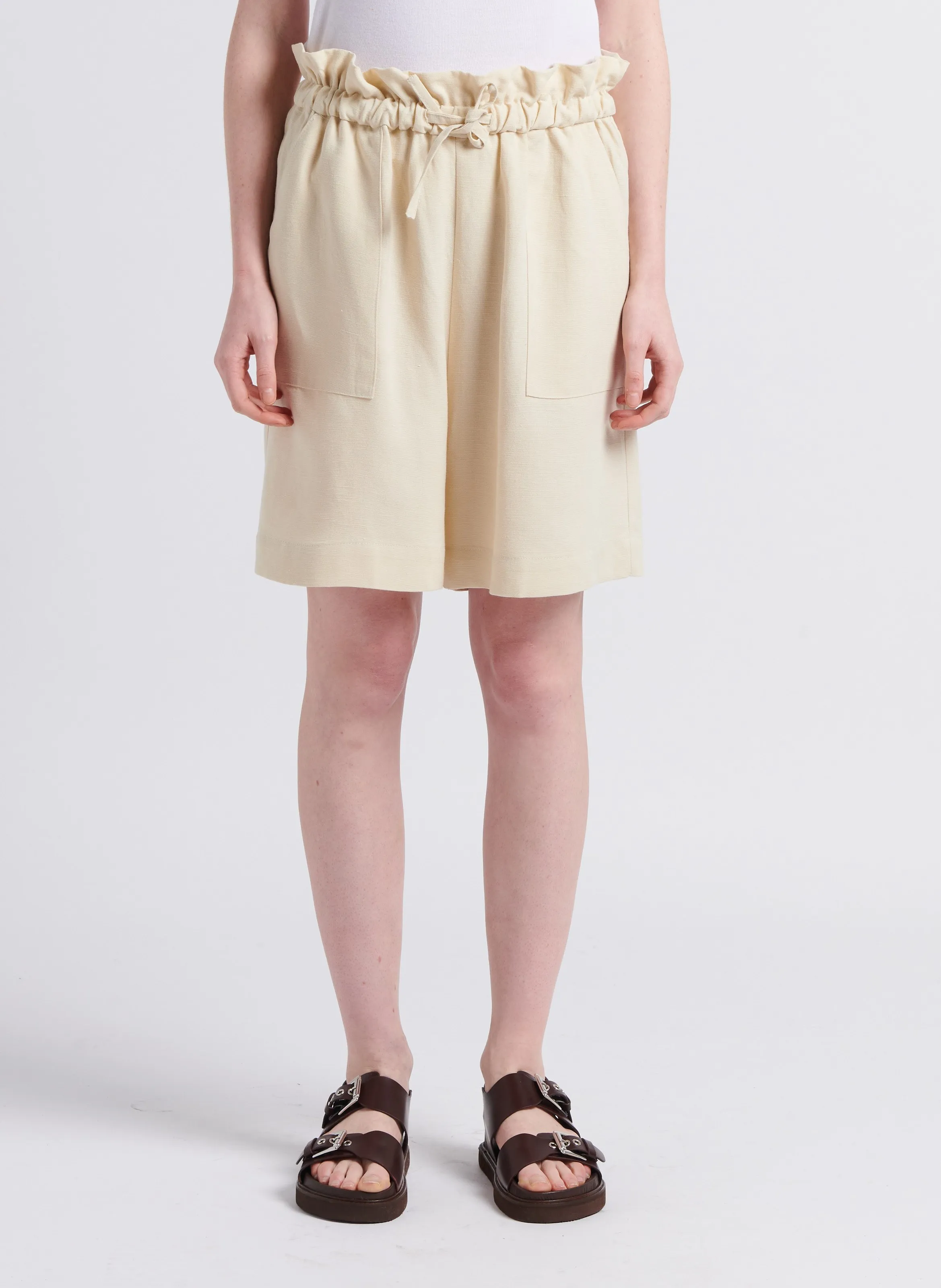 THE NEW SOCIETY HARBOR  SHORT RECTO DE TALLE ALTO CON VOLANTES EN BLANCO