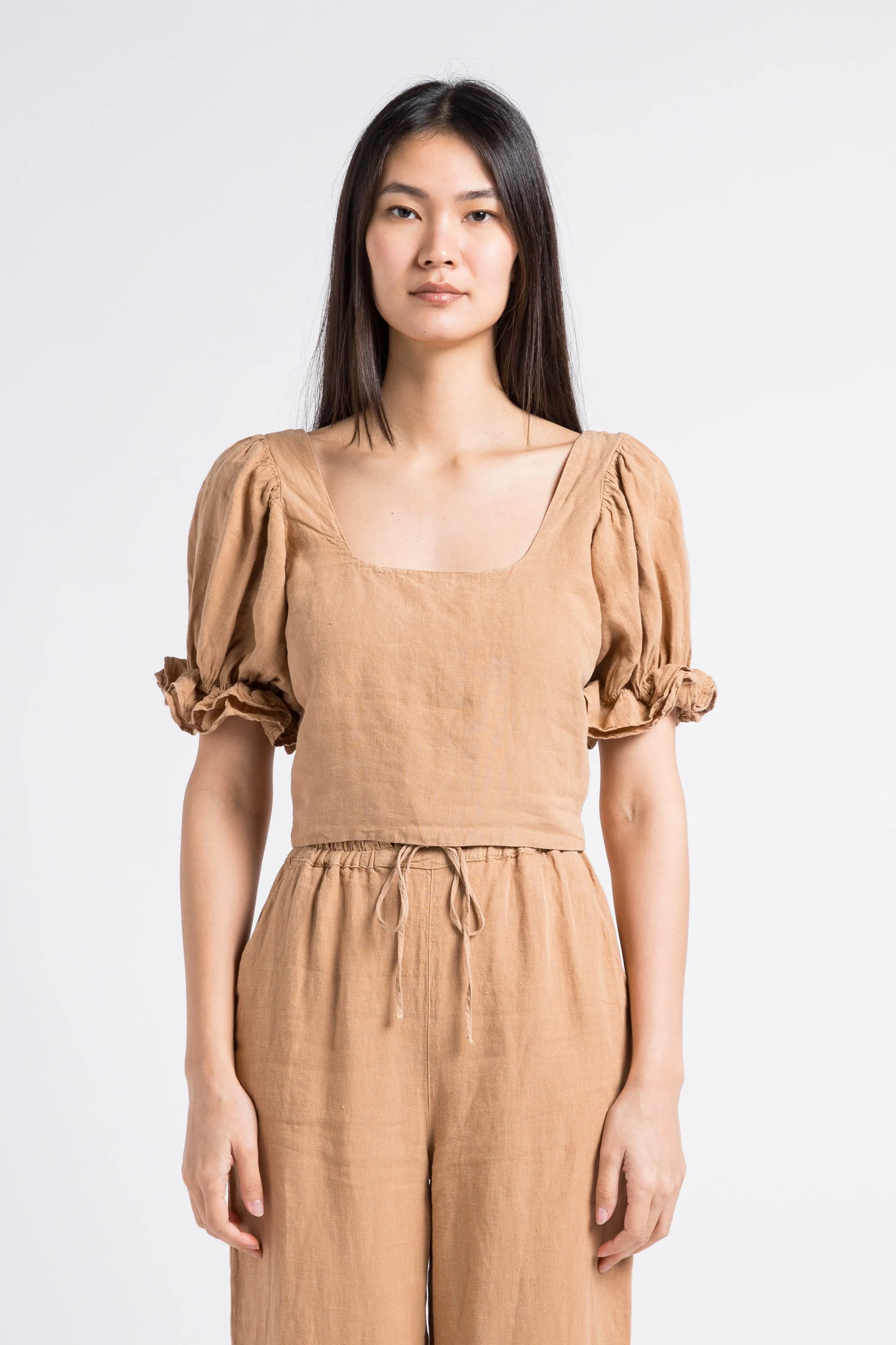 THE NEW SOCIETY LONG BEACH  CROP TOP DE LINO CON CUELLO CUADRADO EN MARRON