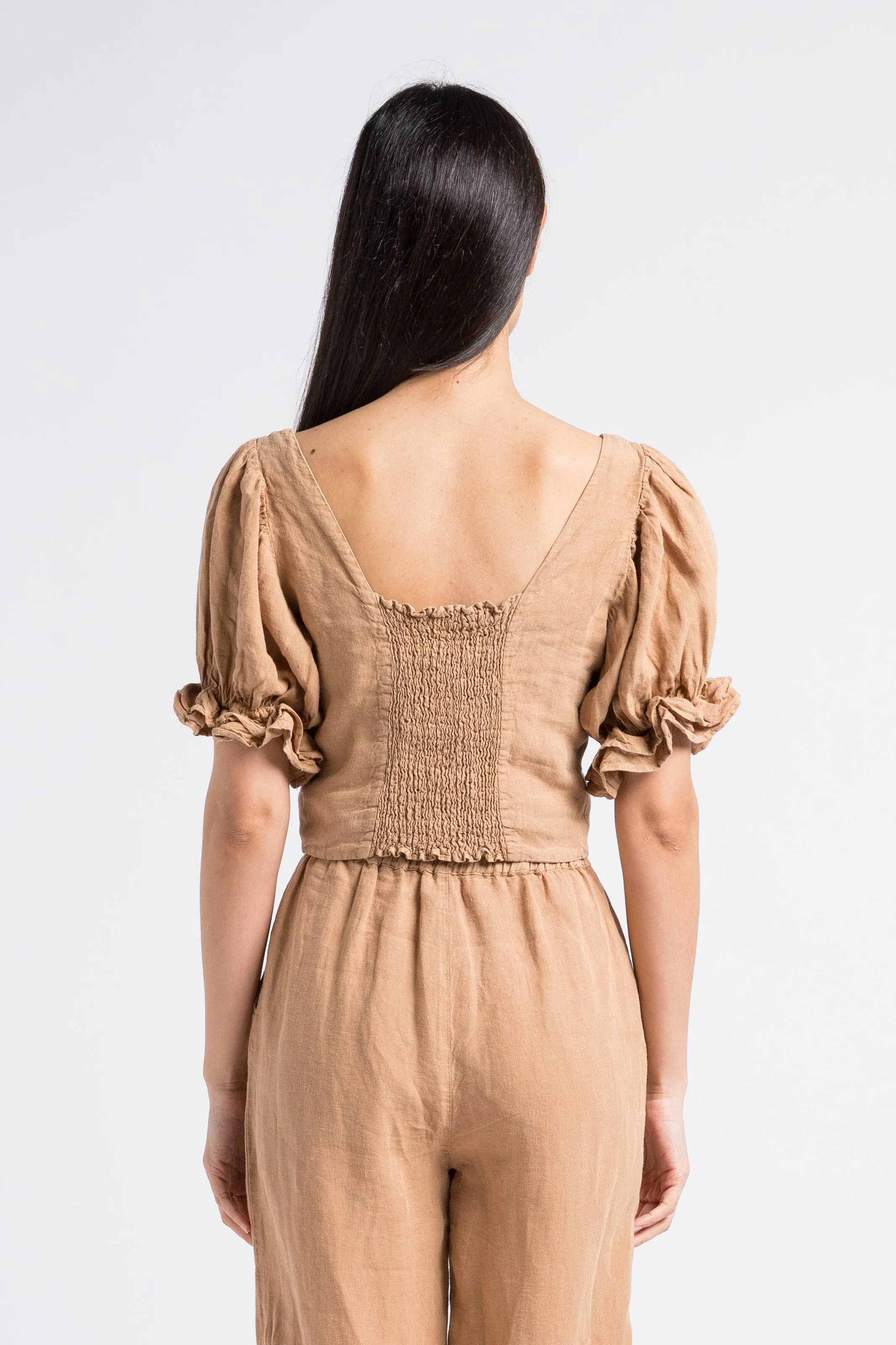 THE NEW SOCIETY LONG BEACH  CROP TOP DE LINO CON CUELLO CUADRADO EN MARRON