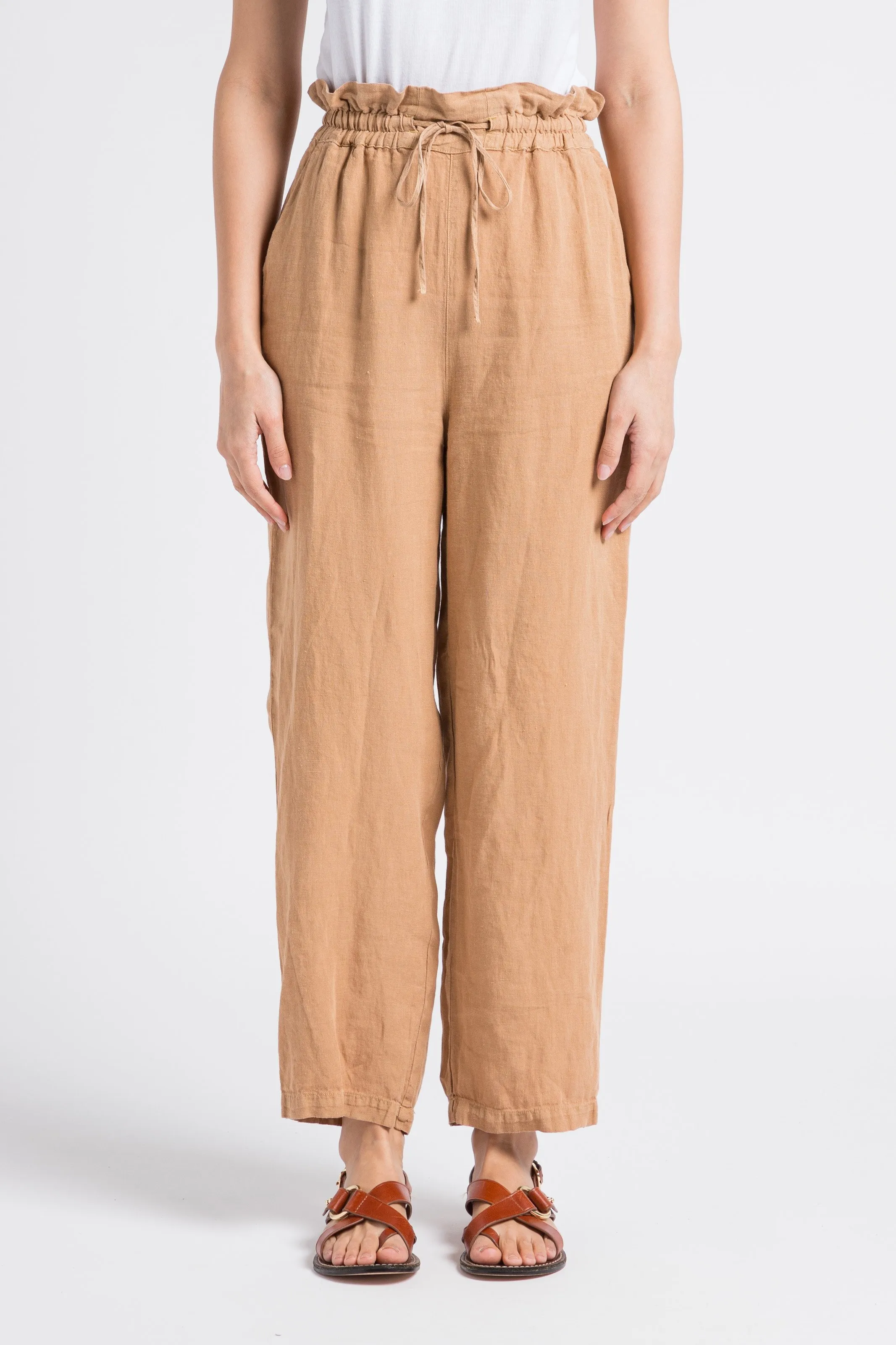 THE NEW SOCIETY LONG BEACH  PANTALóN TAPERED DE LINO EN MARRON