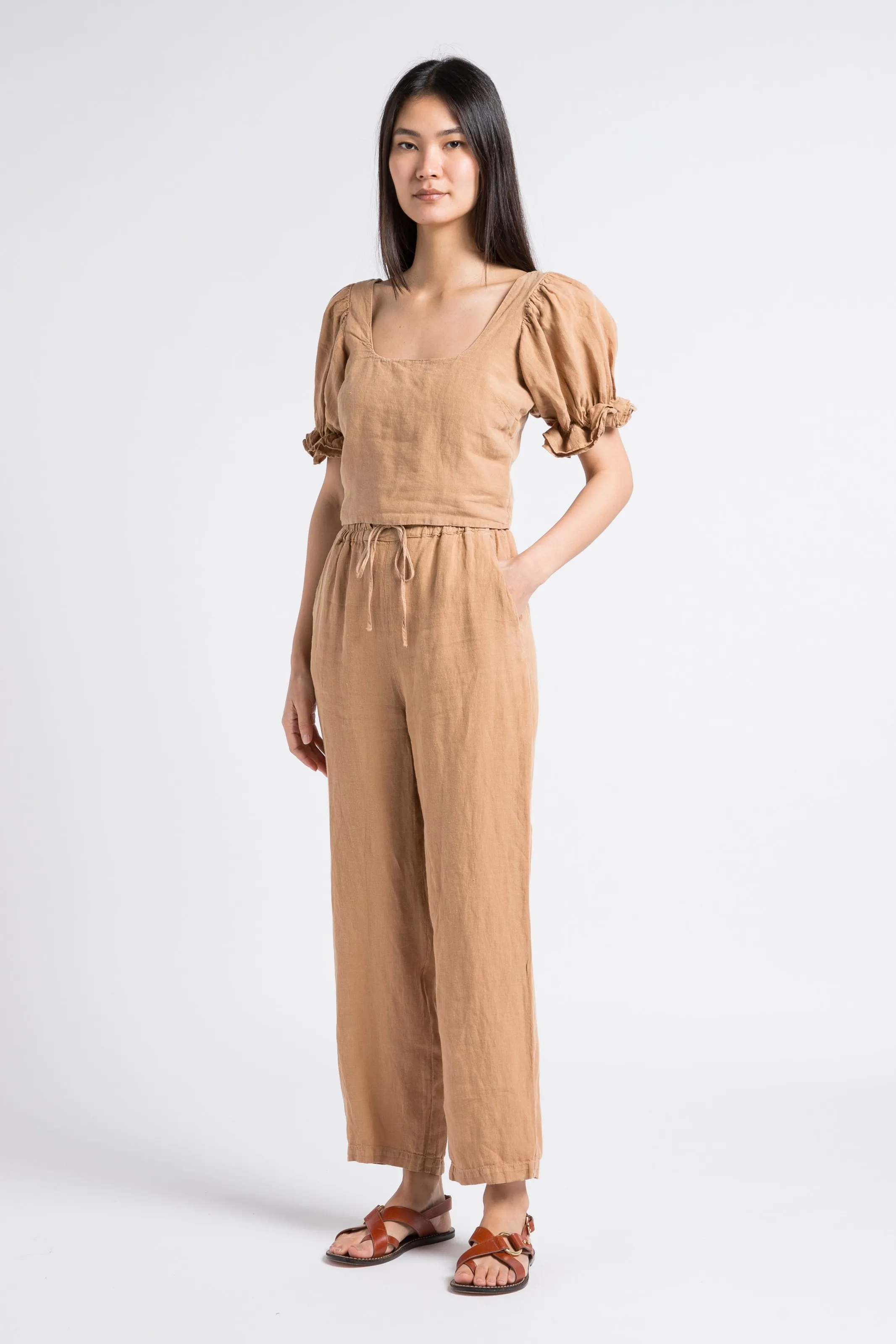 THE NEW SOCIETY LONG BEACH  PANTALóN TAPERED DE LINO EN MARRON
