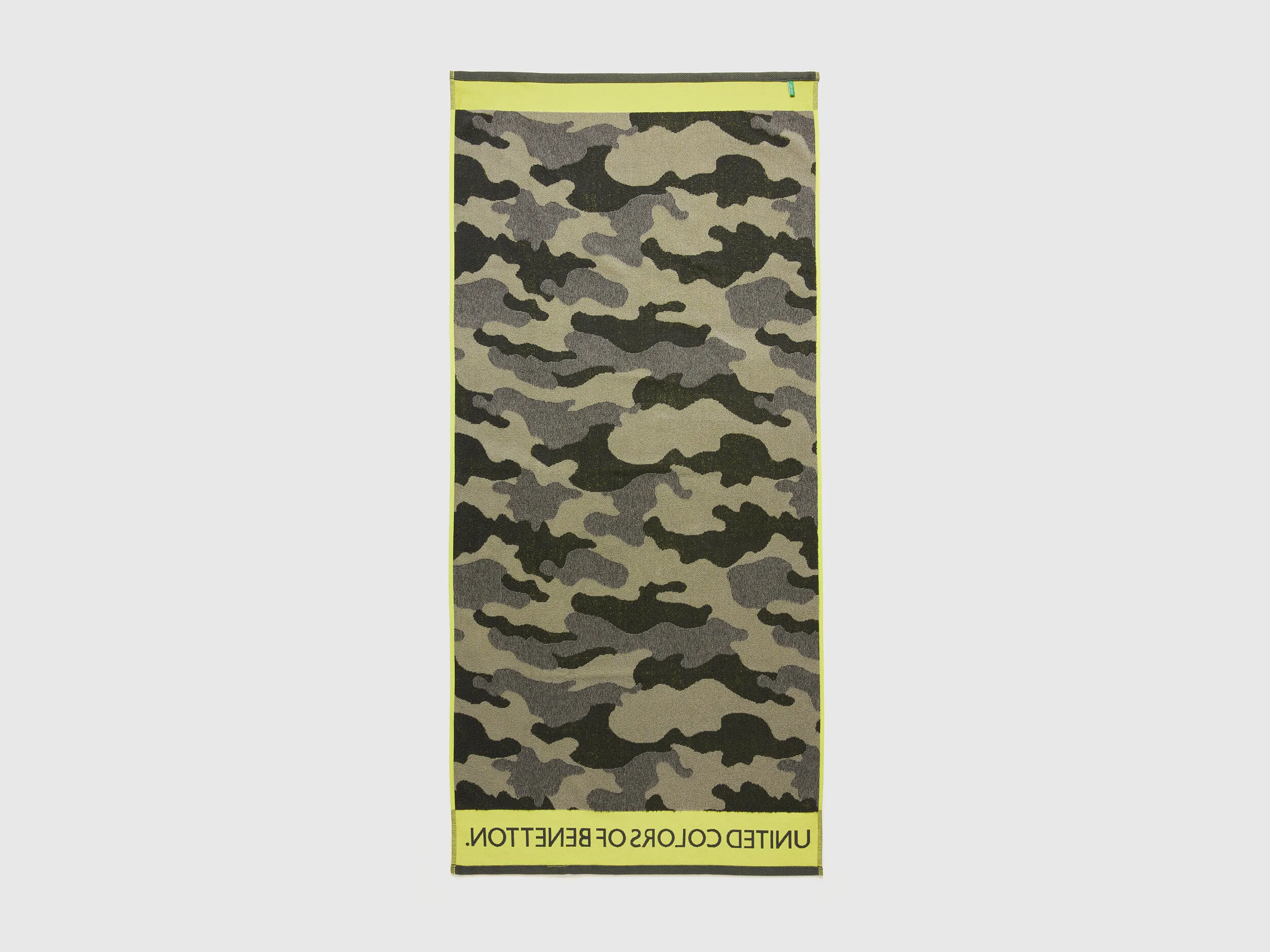 Toalla de playa con estampado de camuflaje