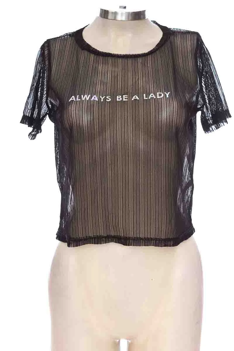 TOP / CAMISETA COLOR NEGRO  CLOSEANDO