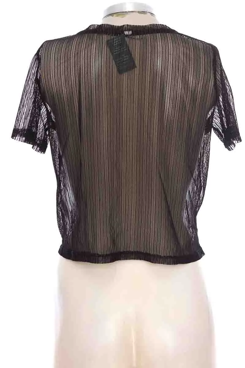 TOP / CAMISETA COLOR NEGRO  CLOSEANDO