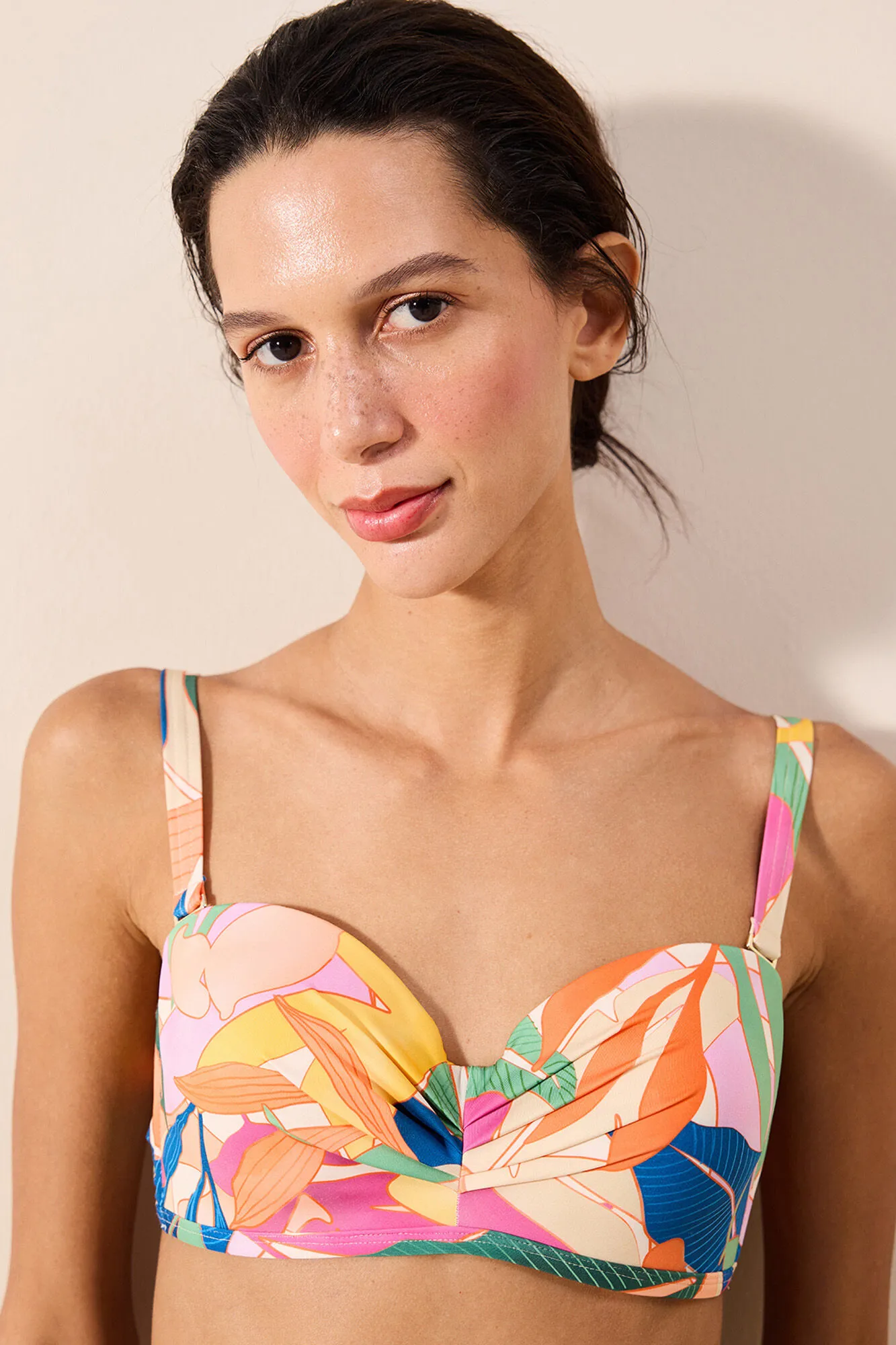 Top de bikini con estampado de flores