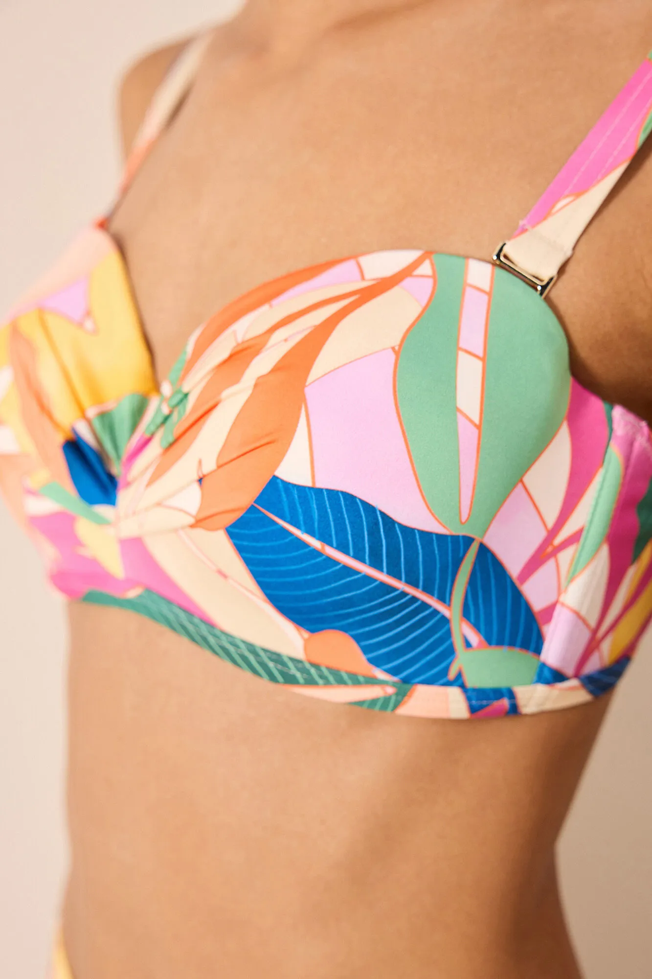 Top de bikini con estampado de flores