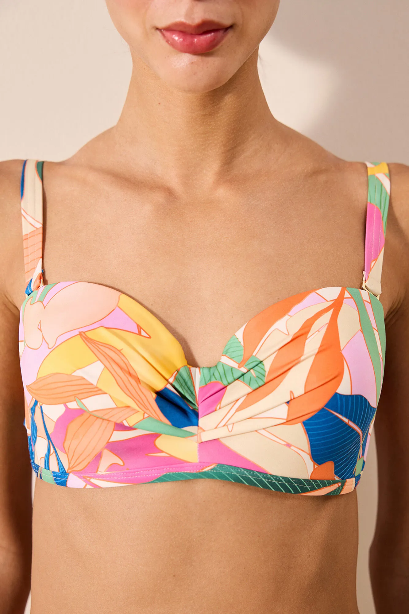 Top de bikini con estampado de flores