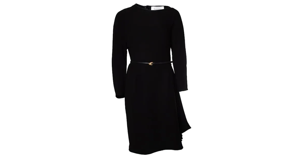 Valentino, vestido negro de corte A con cinturón 