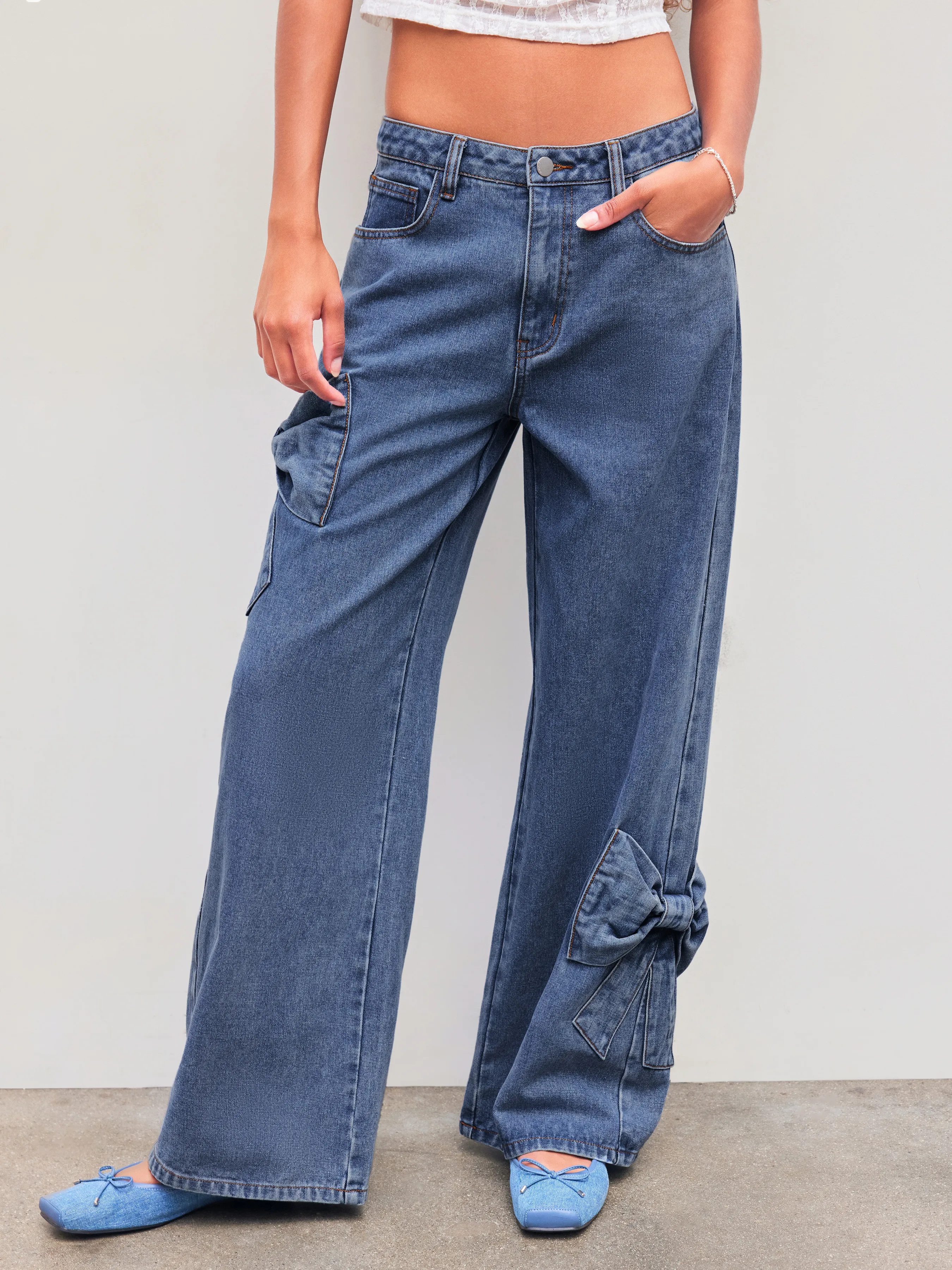 Vaqueros denim de tiro bajo con lazo y pata ancha