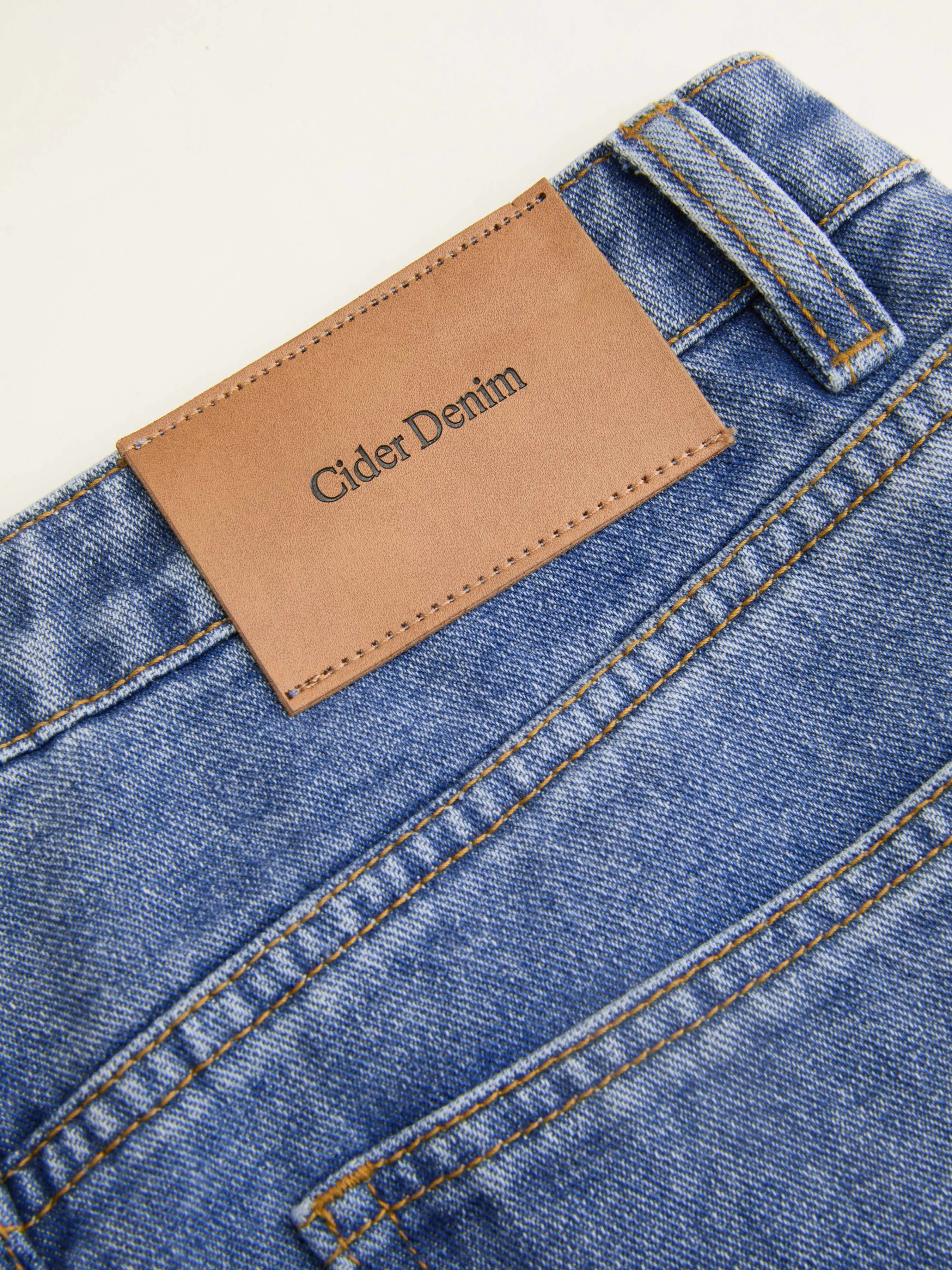 Vaqueros denim de tiro bajo con lazo y pata ancha