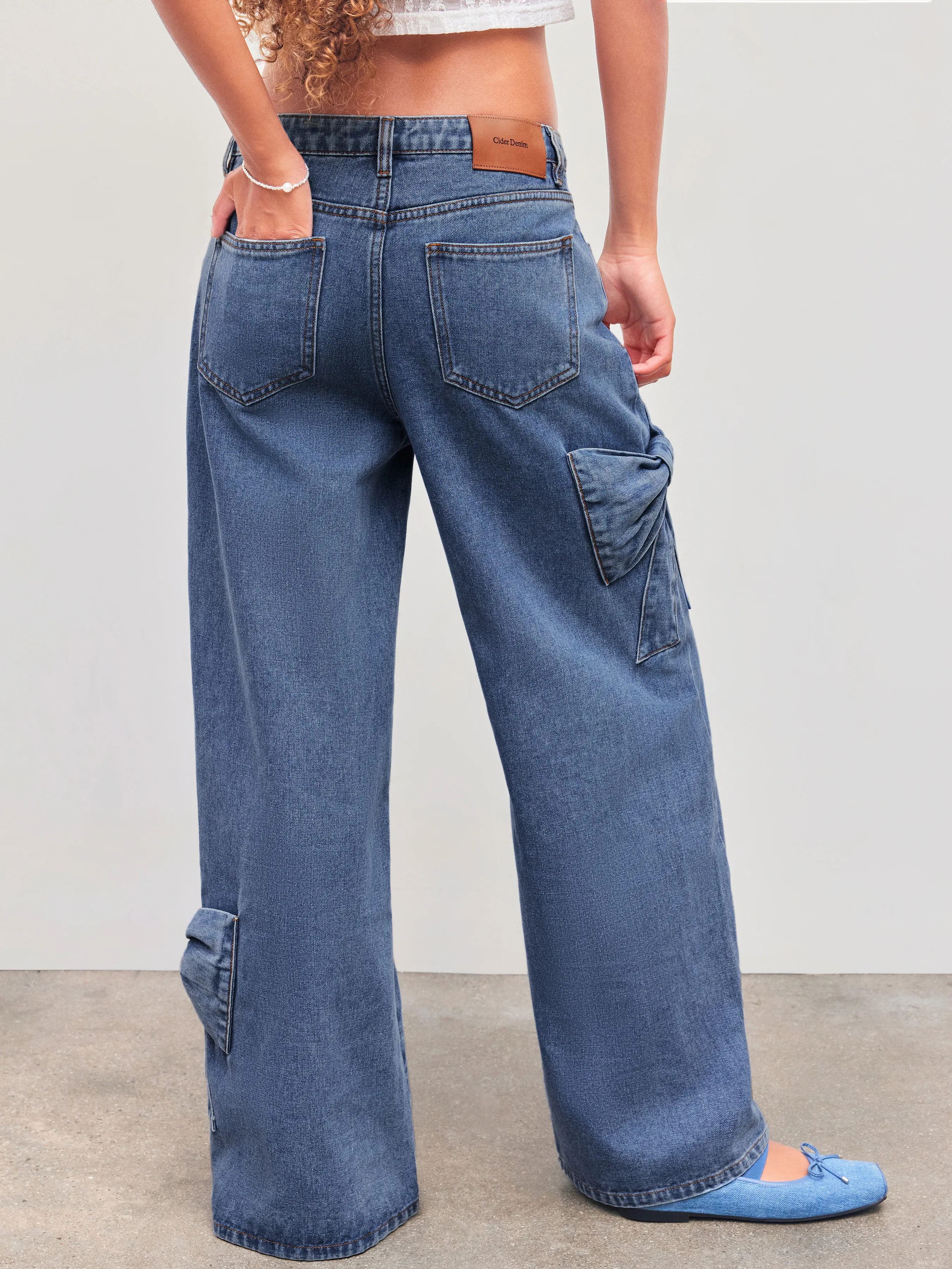 Vaqueros denim de tiro bajo con lazo y pata ancha