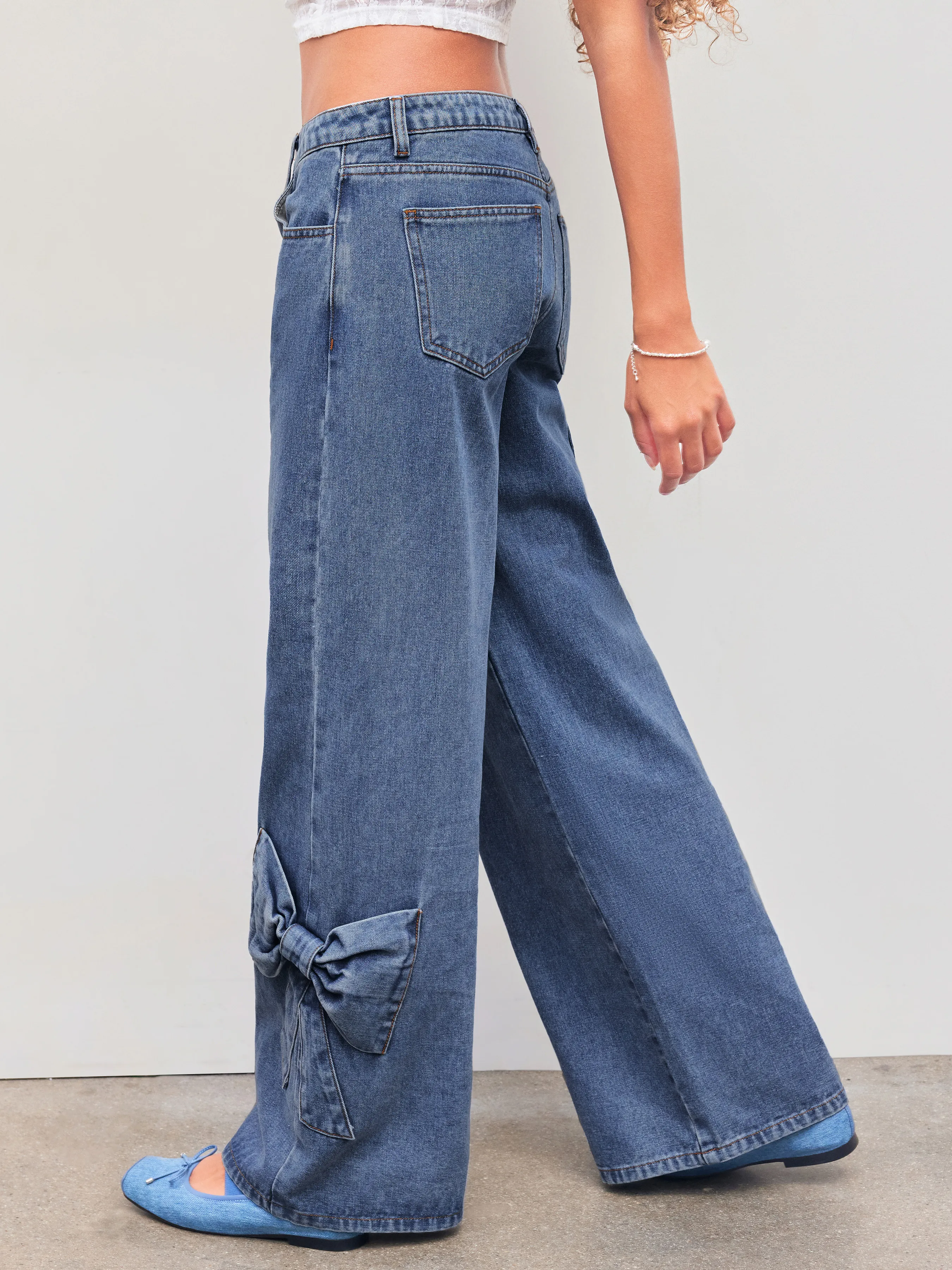 Vaqueros denim de tiro bajo con lazo y pata ancha