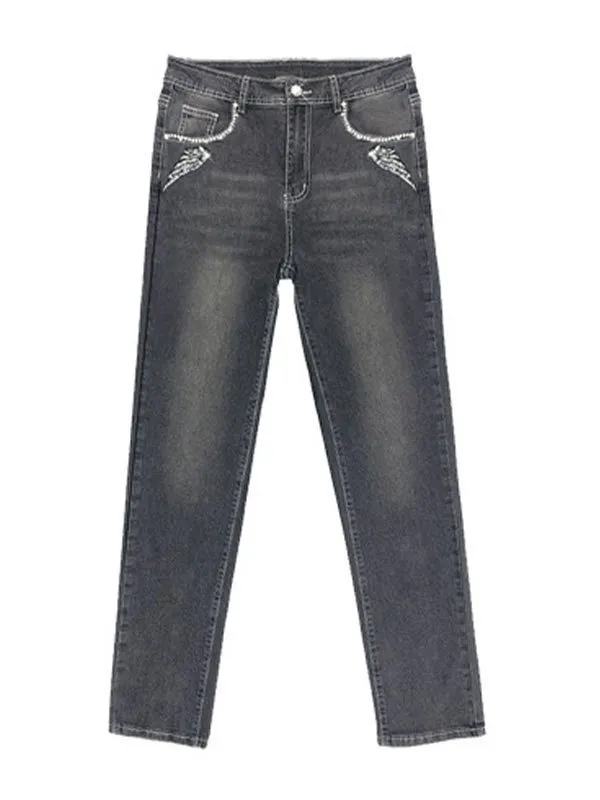 Vaqueros slim con bordado de alas de calavera