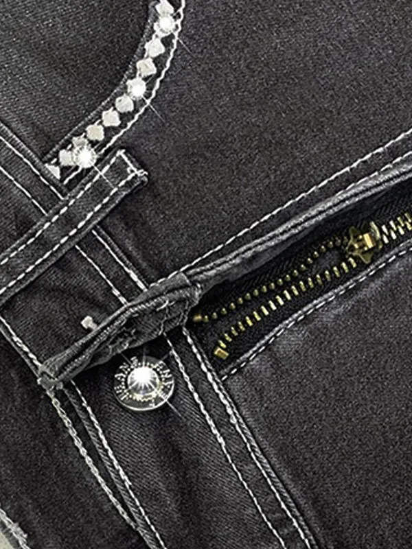 Vaqueros slim con bordado de alas de calavera