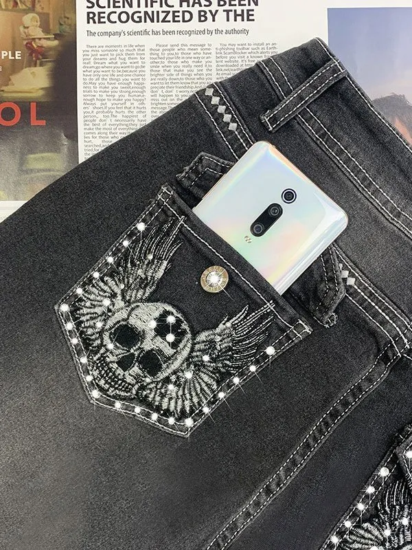 Vaqueros slim con bordado de alas de calavera