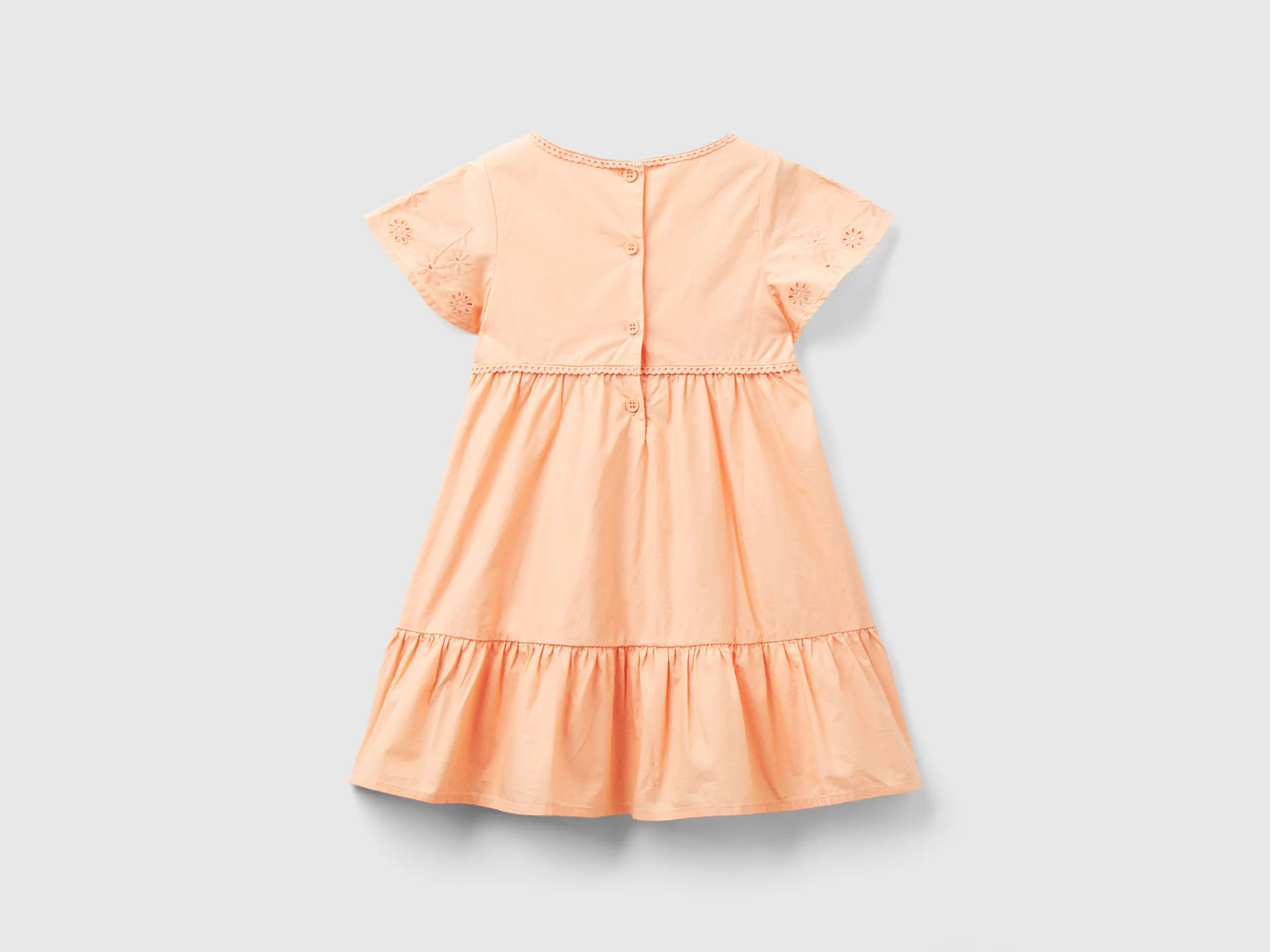 Vestido con bordados y volante