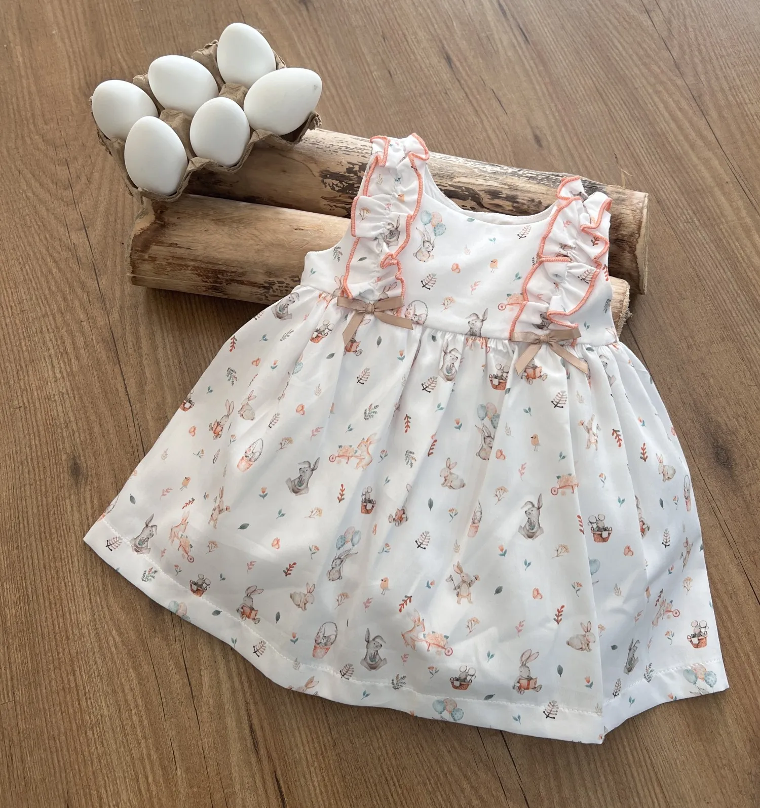 Vestido de viella con fondo blanco con conejitos