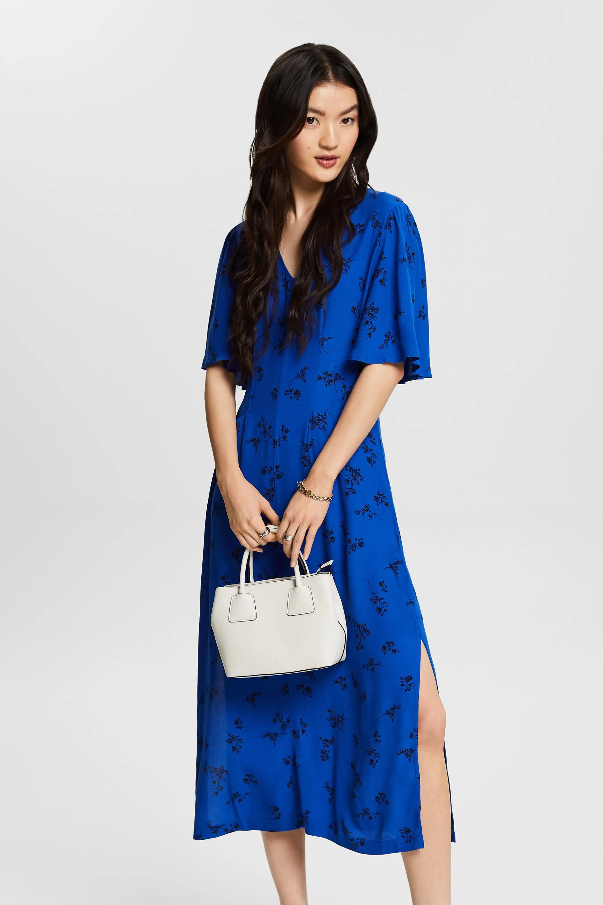 Vestido midi estampado con cuello en pico