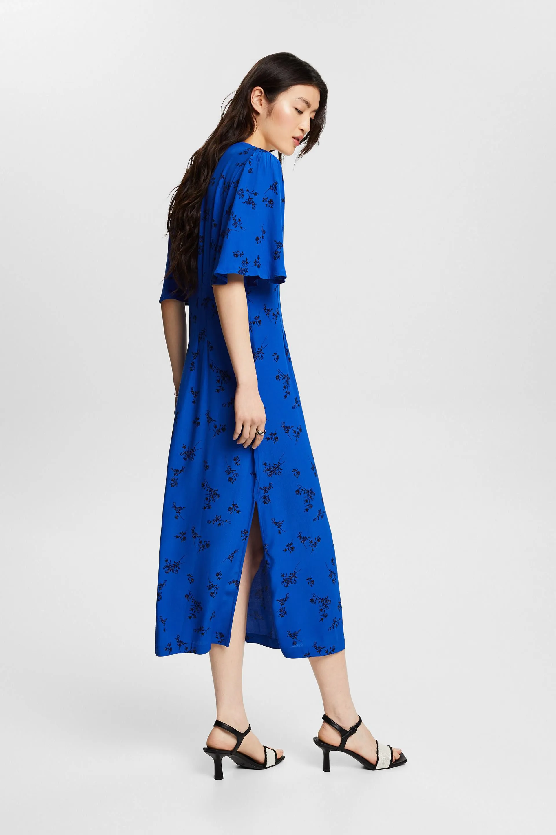 Vestido midi estampado con cuello en pico