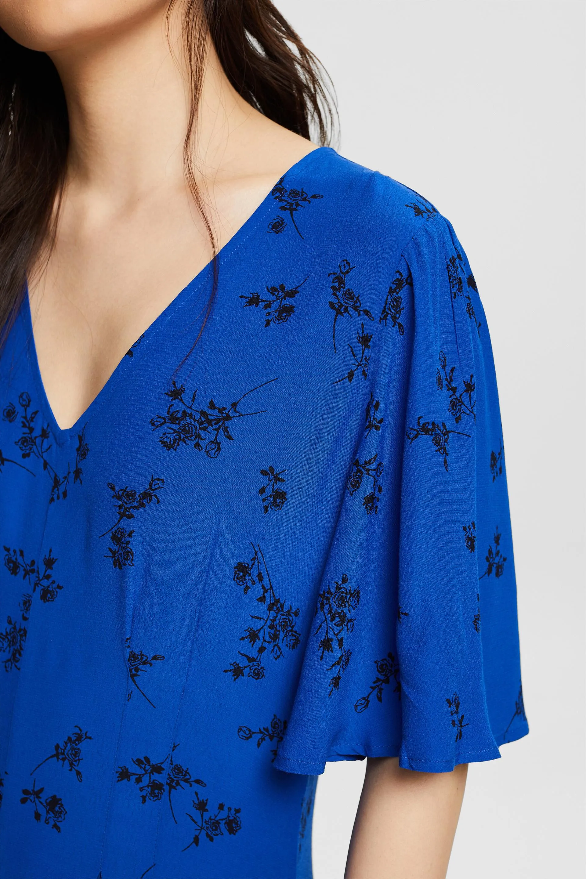 Vestido midi estampado con cuello en pico