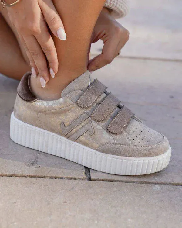 ZAPATILLA DE MUJER EN COLOR TOPO CON ESTAMPADO DE LEOPARDO Y CIERRE DE VELCRO  CL70 TAUPE