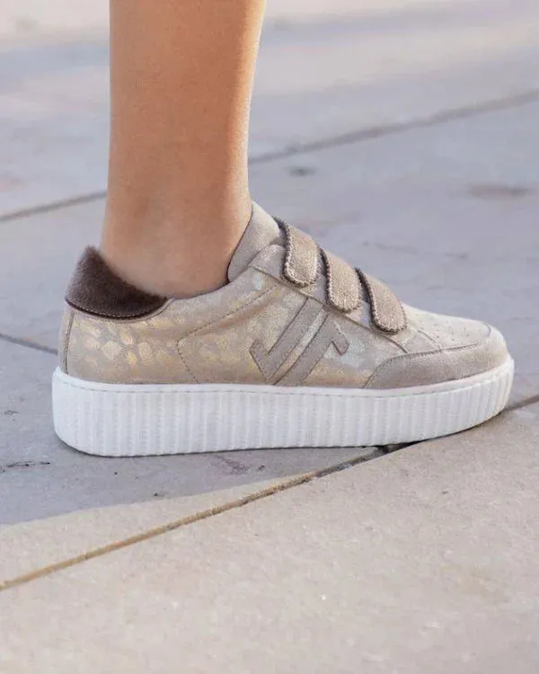 ZAPATILLA DE MUJER EN COLOR TOPO CON ESTAMPADO DE LEOPARDO Y CIERRE DE VELCRO  CL70 TAUPE