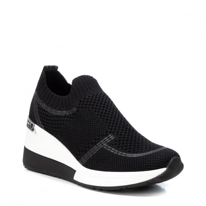 Zapatillas cuña Xti 036836 caladas en negro