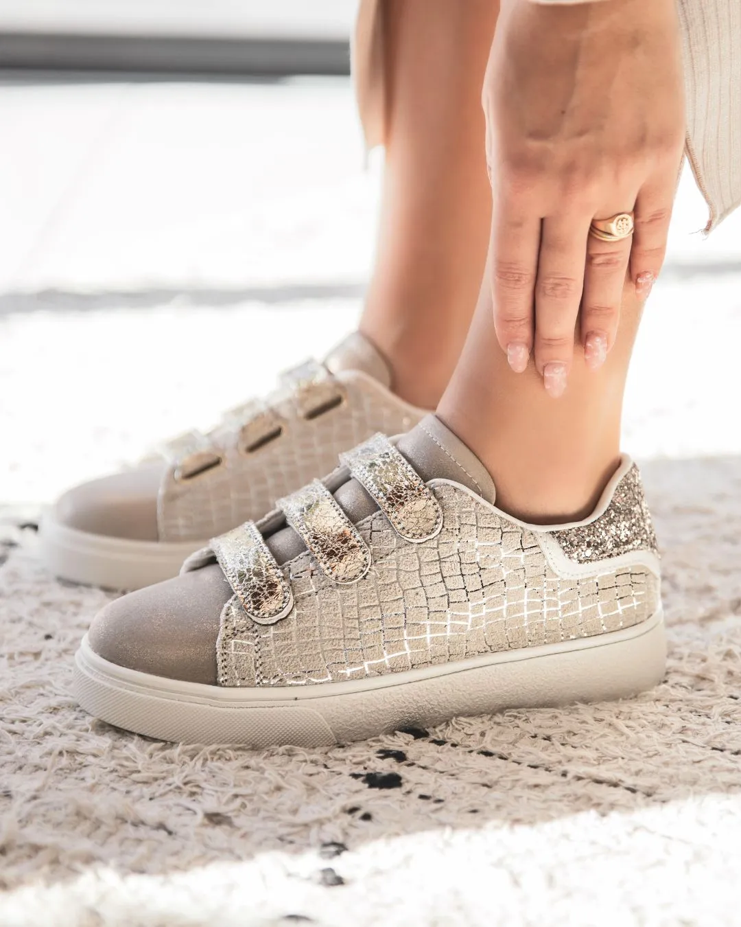 ZAPATILLAS DE MUJER DORADAS Y BLANCAS CON CIERRE DE VELCRO  CASSIDY