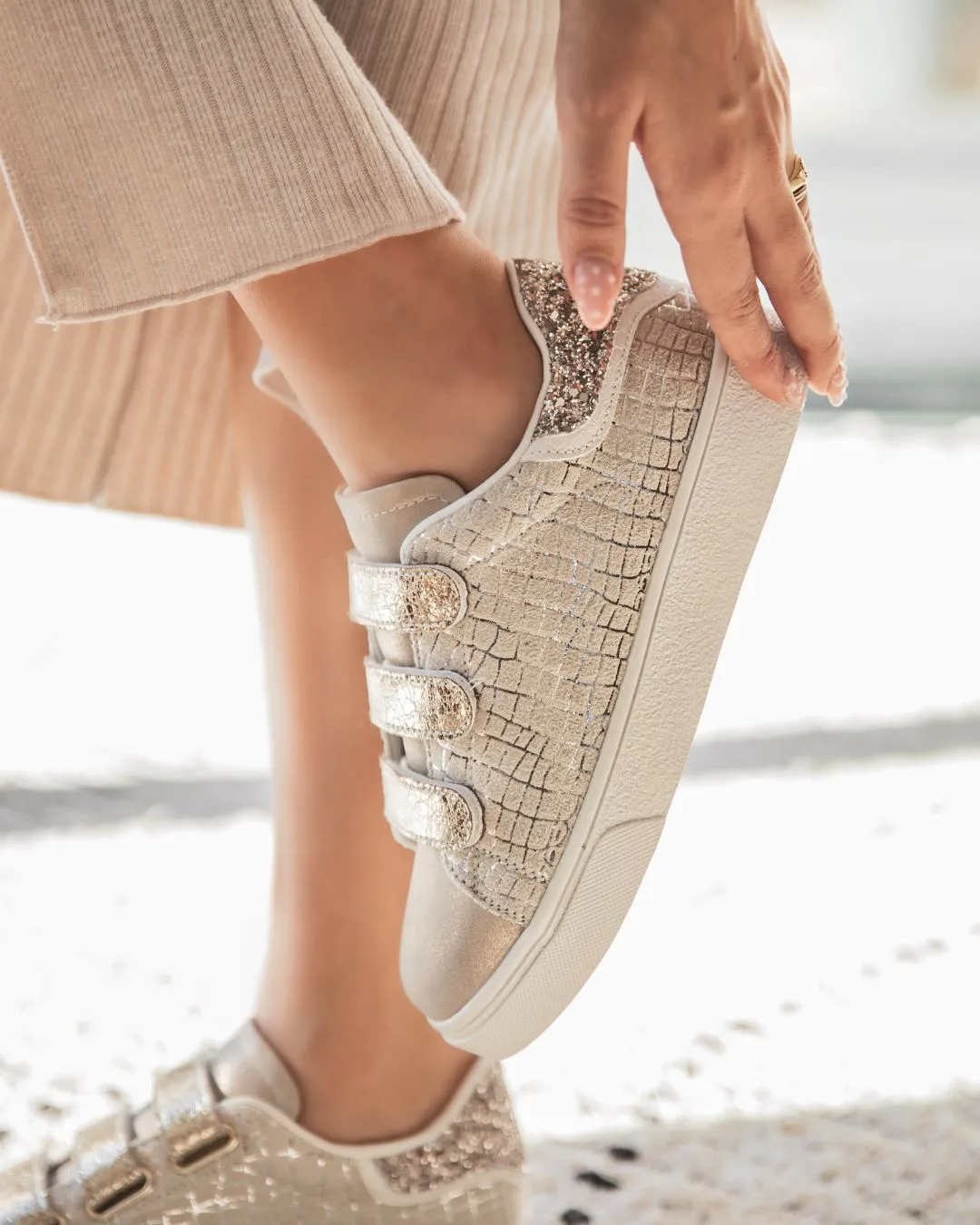 ZAPATILLAS DE MUJER DORADAS Y BLANCAS CON CIERRE DE VELCRO  CASSIDY