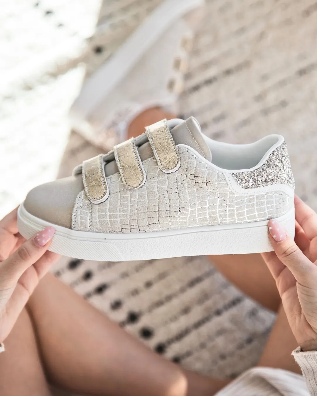 ZAPATILLAS DE MUJER DORADAS Y BLANCAS CON CIERRE DE VELCRO  CASSIDY