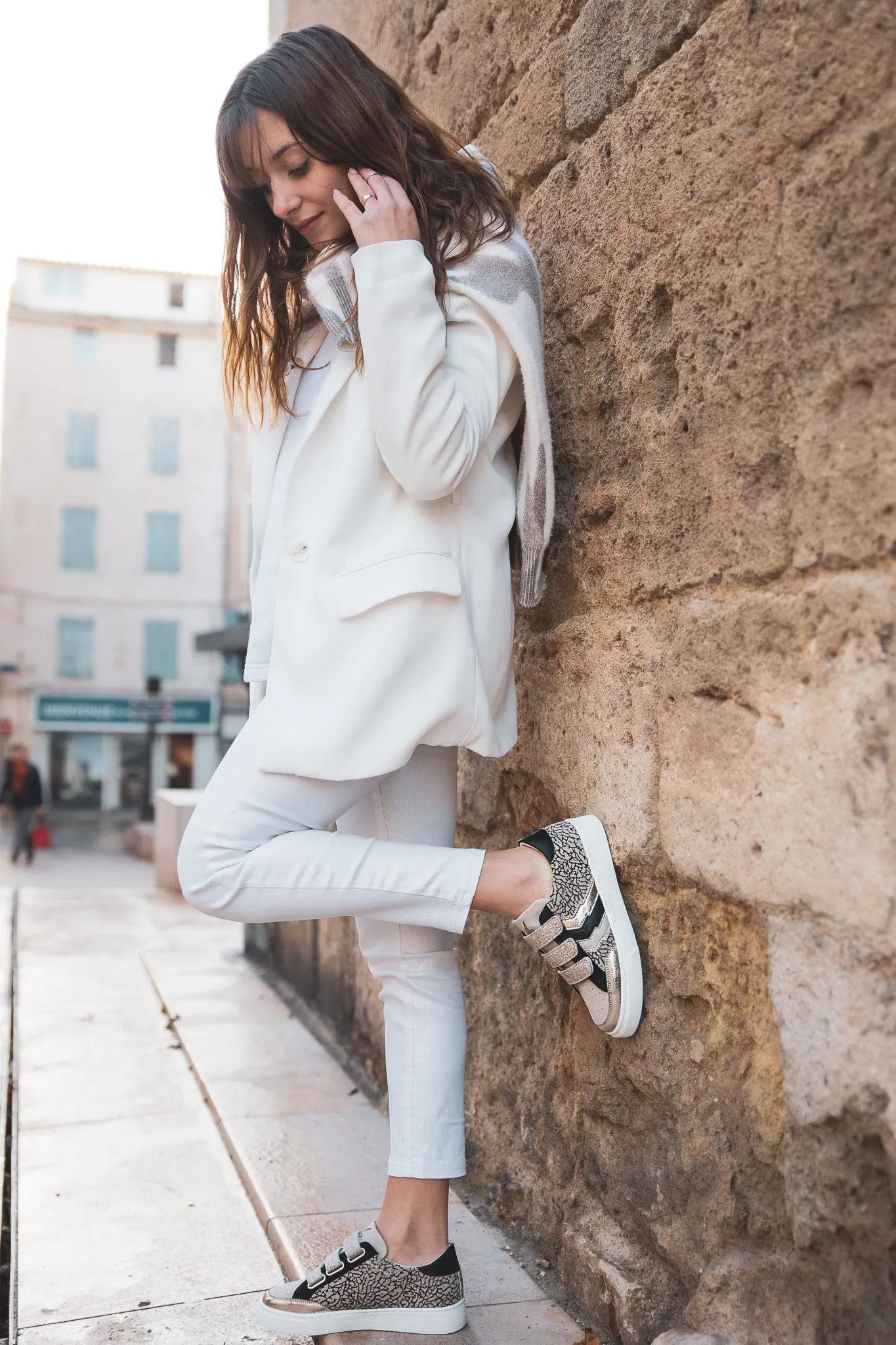 ZAPATILLAS DE MUJER EN BEIGE, DORADO Y NEGRO CON CIERRE DE VELCRO  CL57 GOLD