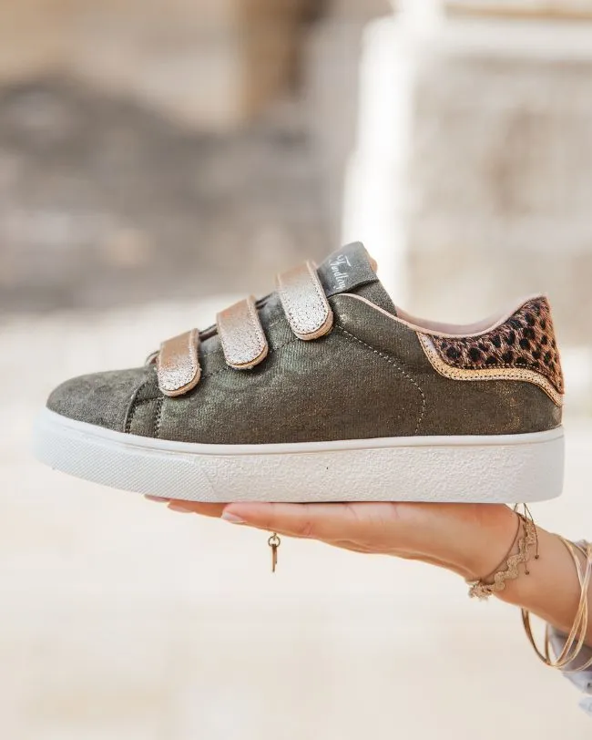ZAPATILLAS DE MUJER EN COLOR CAQUI Y DORADO CON CIERRE DE VELCRO  CHARLY