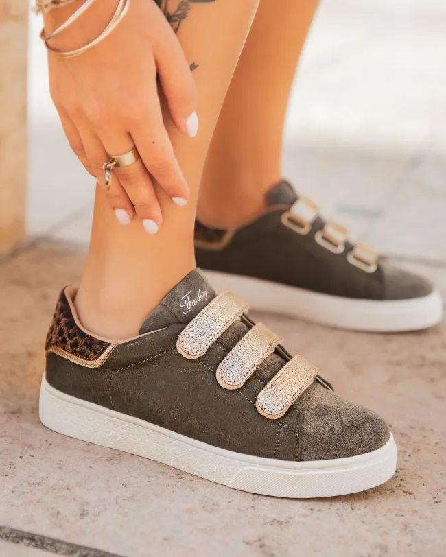 ZAPATILLAS DE MUJER EN COLOR CAQUI Y DORADO CON CIERRE DE VELCRO  CHARLY