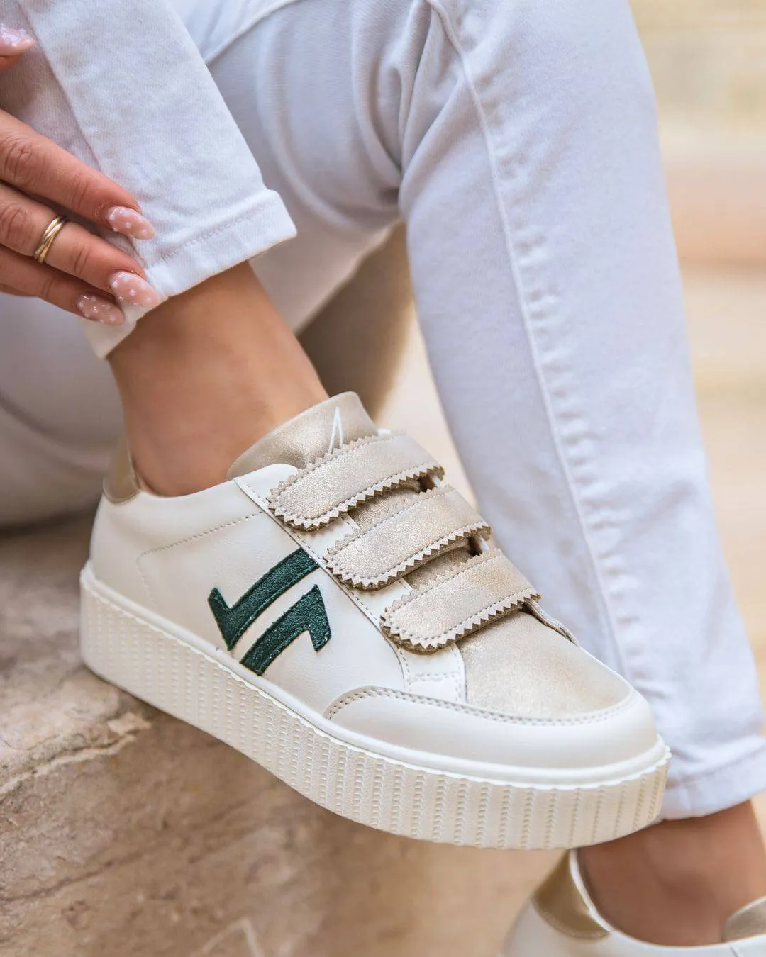 ZAPATILLAS PARA MUJER COLOR TOPO CON SUELA GRUESA Y CIERRE DE VELCRO  CL73 GREEN